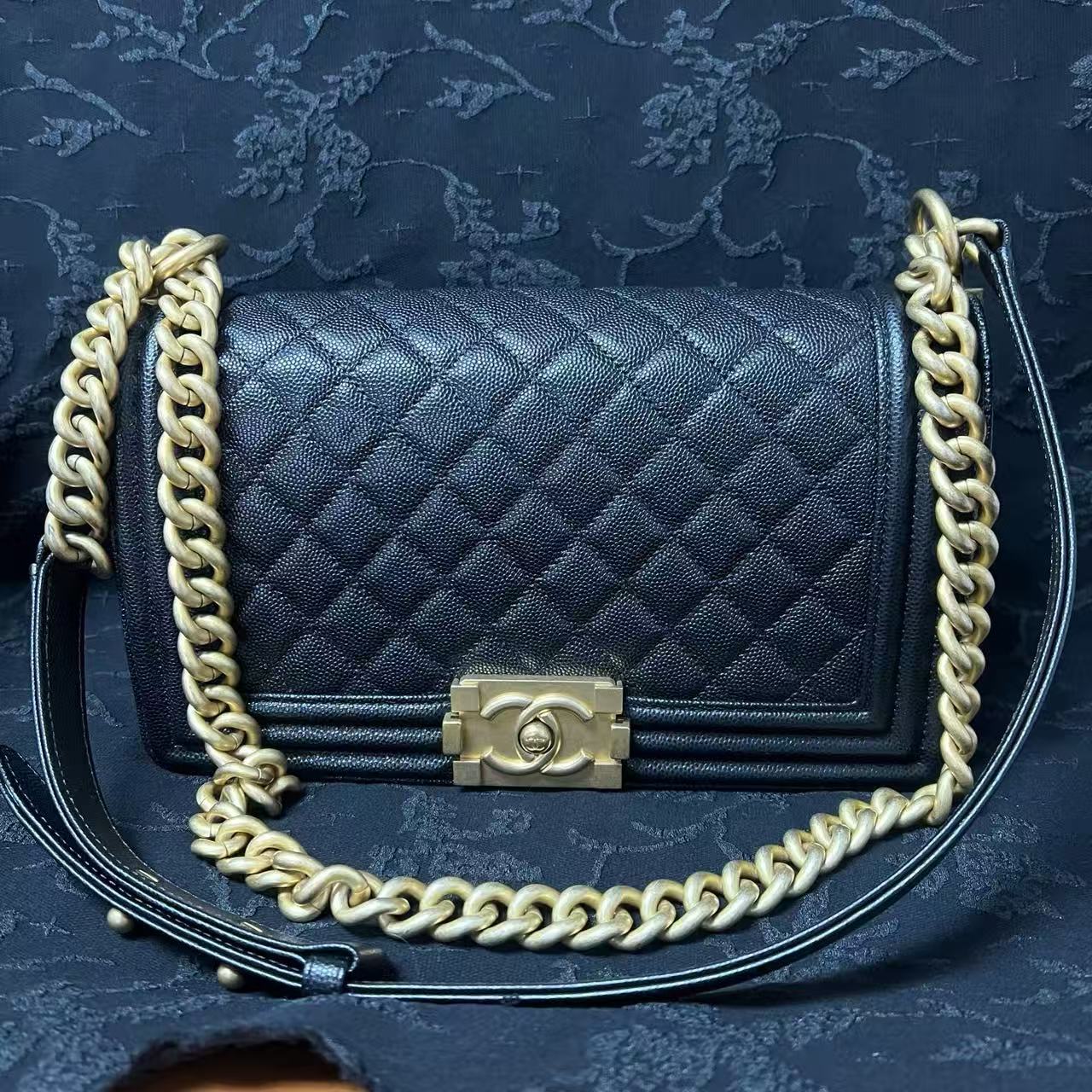 Chanel Le Boy Medium Black Caviar Leather with Gold Hardware 29 Series Size 25×15×8cm