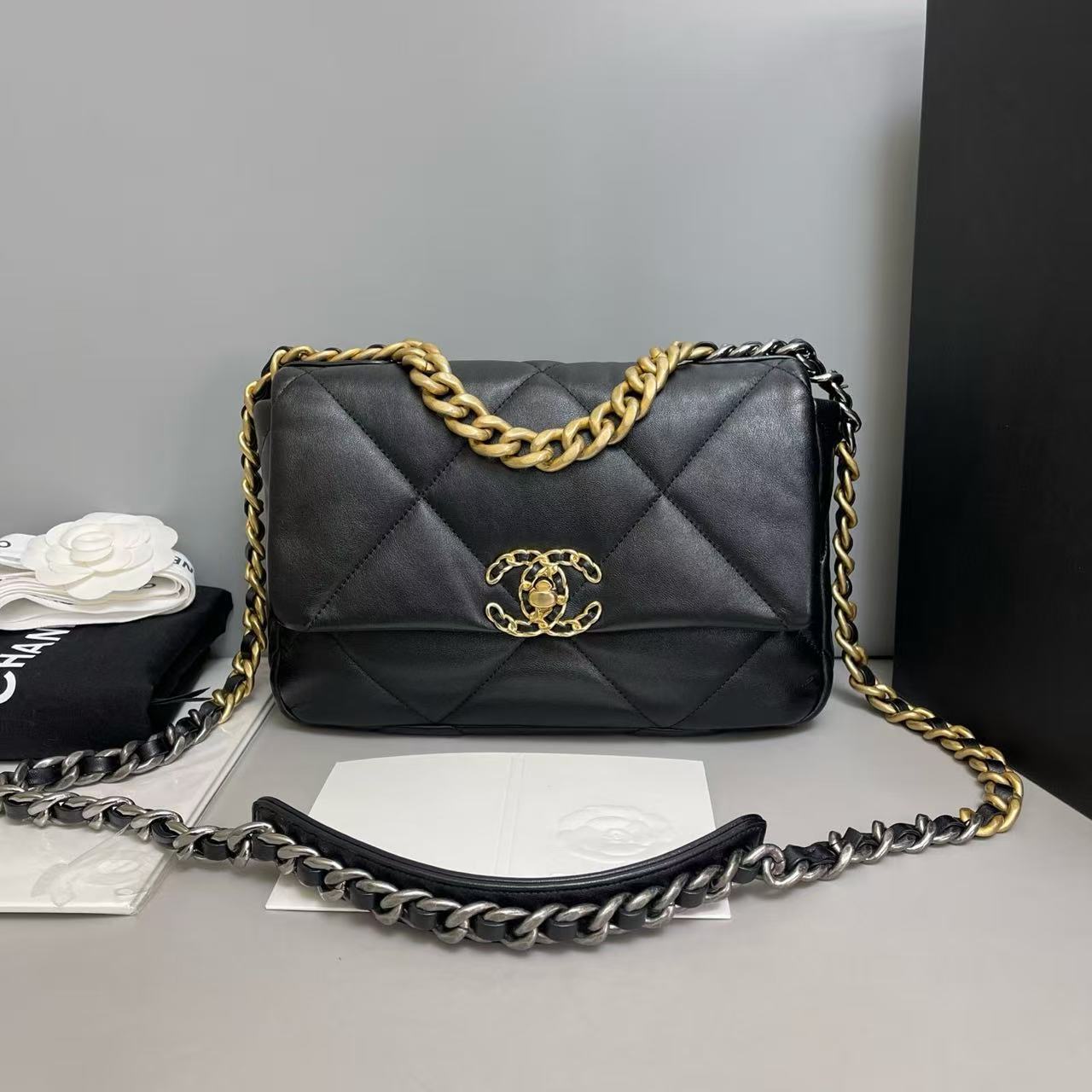 Chanel 19 Small Bag Black Caviar Leather with Gold Hardware Chip Version Size 25×17×8cm