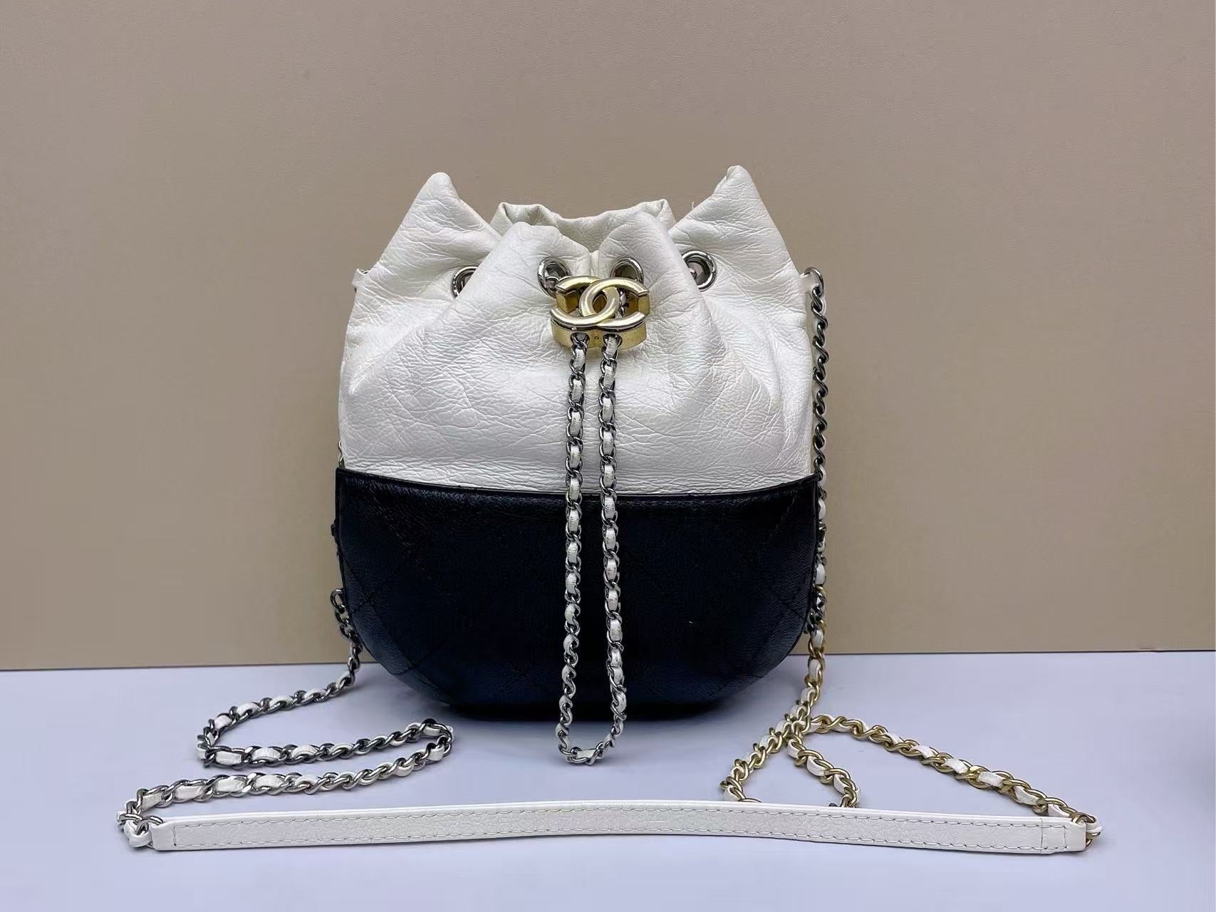 Chanel Gabrielle Panda Color Hobo Bucket Bag Lambskin & Caviar Leather 25 Series Size 21×23×7cm