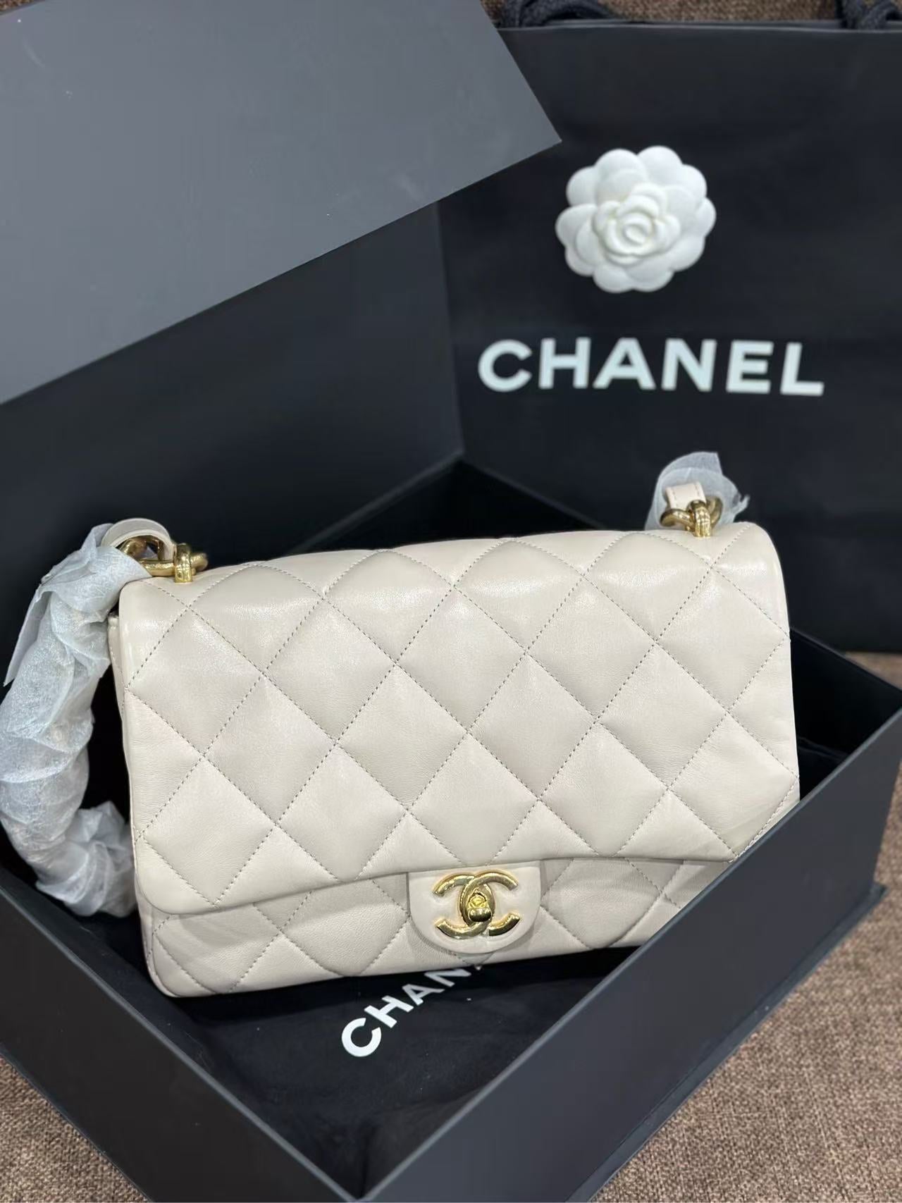 Chanel Classic Flap CF Jumbo White Lambskin Size 21×5×15cm