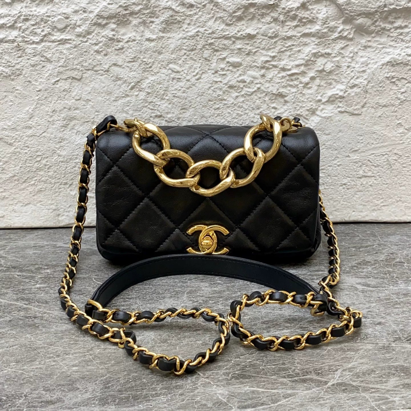 Chanel 22A Enamel Thick Chain Bag